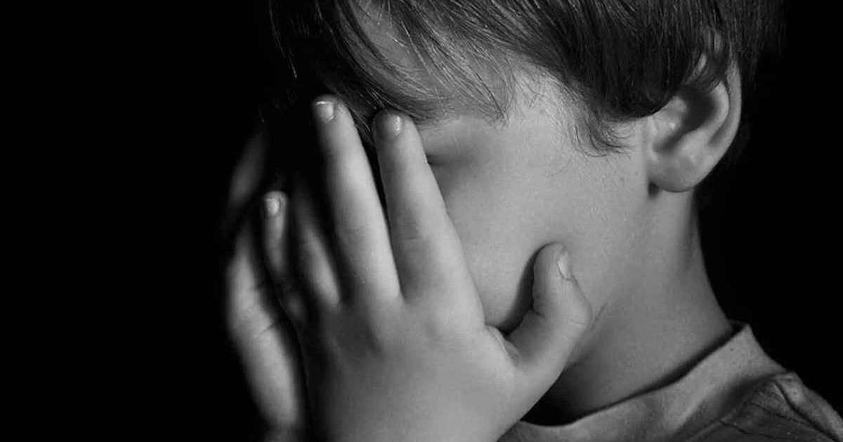 "Басынан күрекпен ұрған": Қарағандыда 3 жасар баланы өгей әкесі аяусыз соққыға жыққан