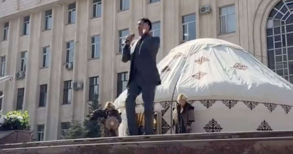 «Мас екен деп қалдым»: Құдайберген Бекіш ән айтамын деп күлкіге қалды