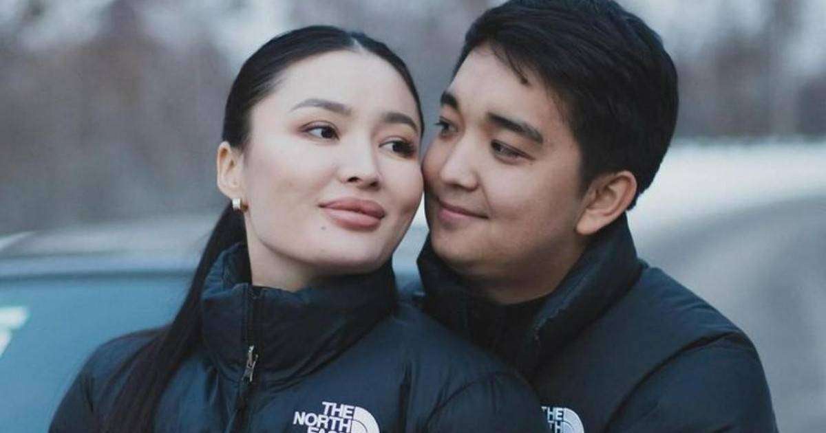 «Бүкіл нәрсе мамам арқылы шешіледі»: әйелімен ажырасып, қайта қосылған әнші ата-анасы туралы айтты