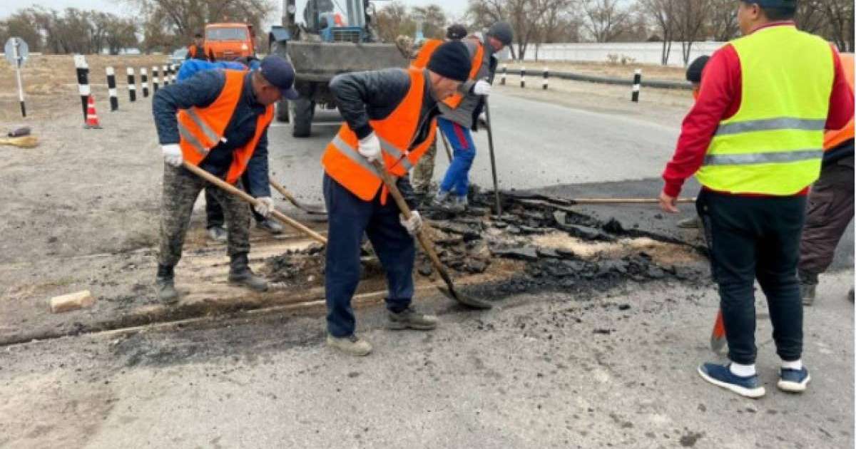Үштөбеде жол жөндеушілер теміржол рельсі үстінен асфальт төсеп тастаған