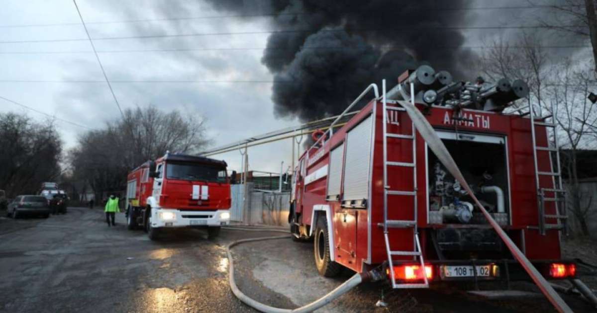 Алматыда көпқабатты үйлердің бірі өртенді. 17 адам эвакуацияланды