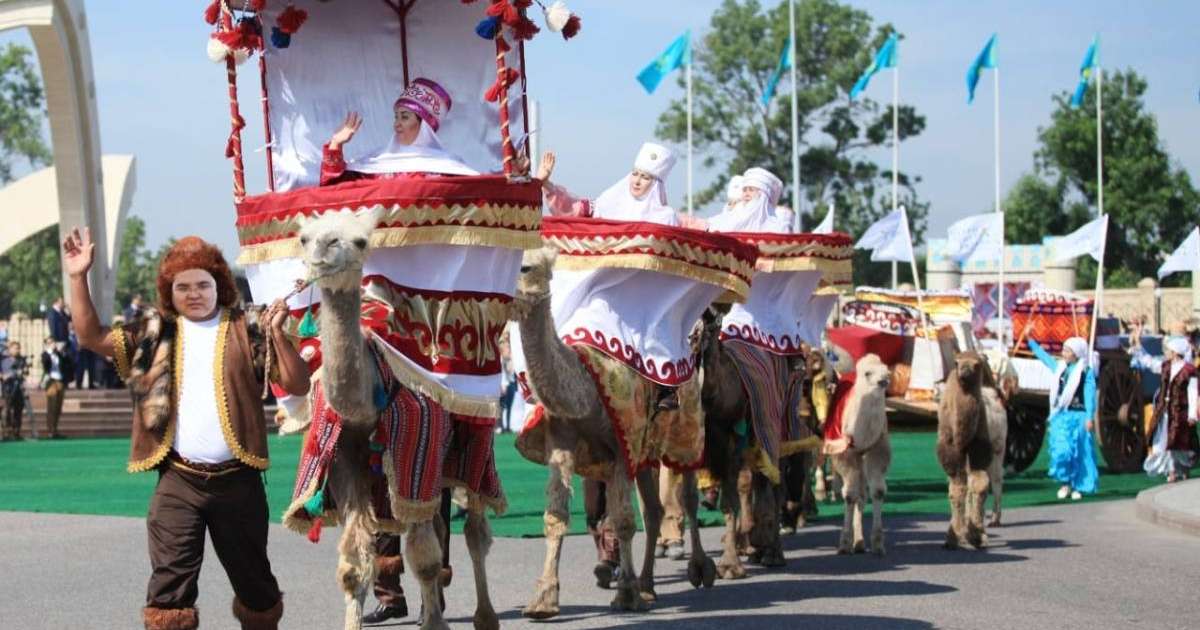 Сапарбаевтың орынбасары Түркістанға «түйемен» шықты (ФОТО)