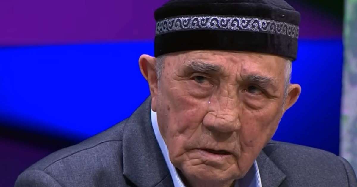 «Маған әке керек емес»: Туған қыздары бас тартқан қарияның оқиғасы көпті жылатты (ВИДЕО)