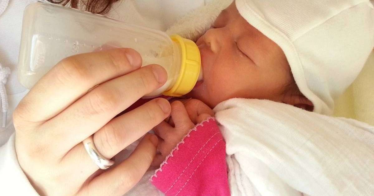 Коронавирустан кейін әйелдің сүті жасыл түске боялған