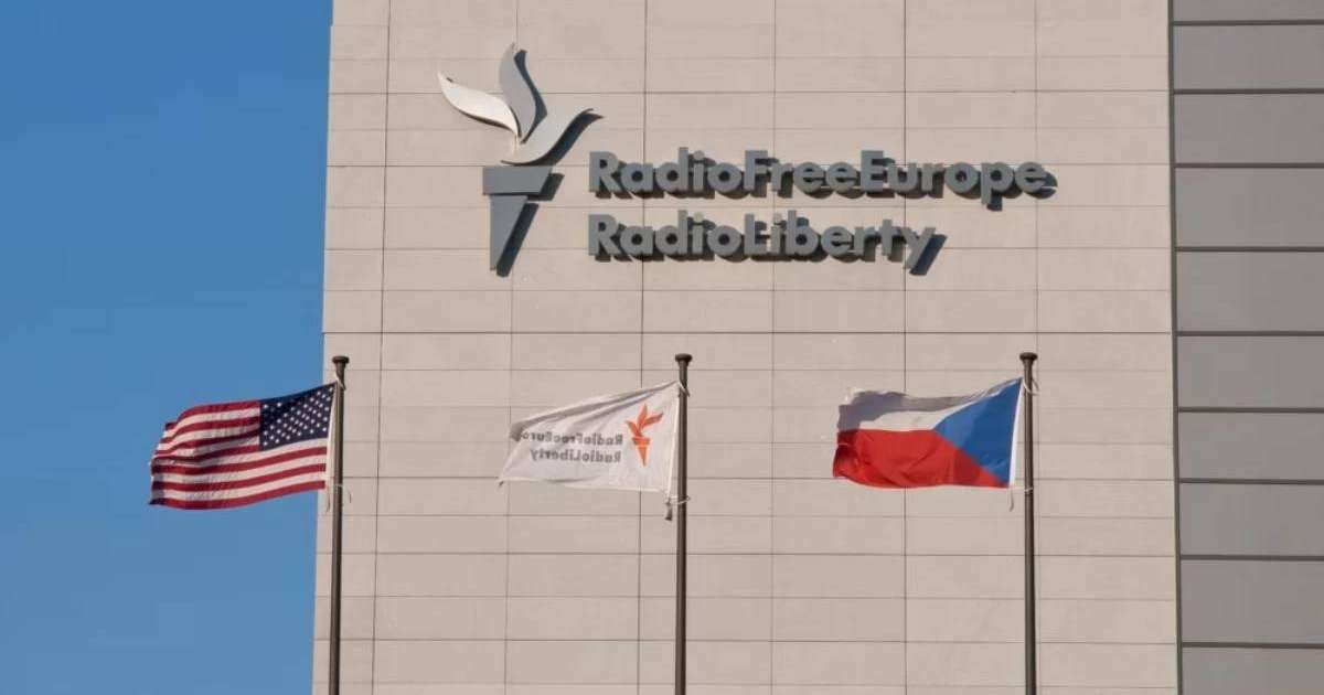 Трамп жеті агенттікте қысқарту жүргізу туралы жарлыққа қол қойды. Арасында "Азаттық радиосы" мен "Америка дауысы" да бар