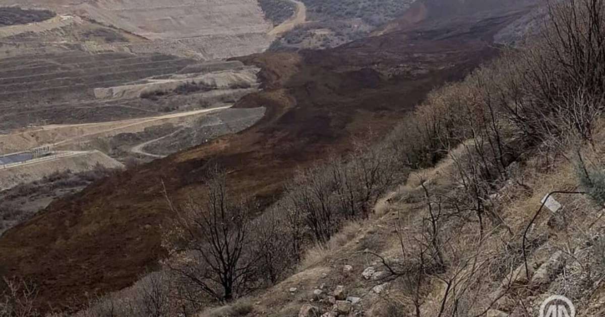 Түркияда алтын кенішінде көшкін болды: адамдар үйінді астында қалды