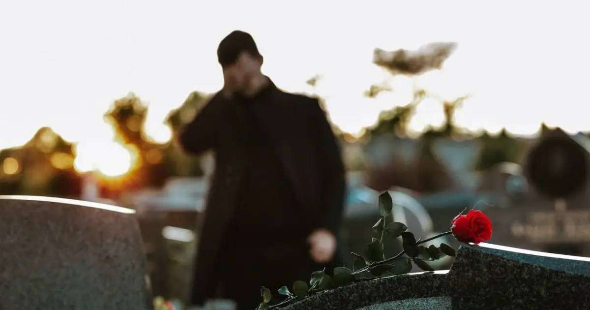 Танымал әзілкеш 8 наурыз мейрамында әйеліне зираттан орын сыйлады