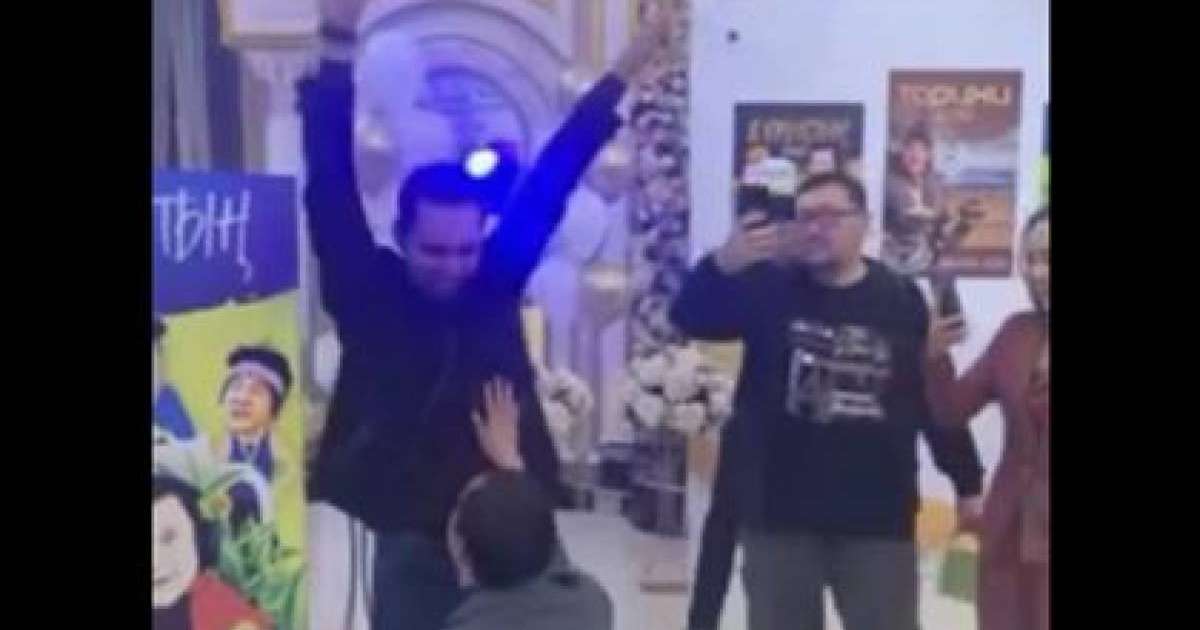 "Аузымен мүшесін алған сияқты биі тарады": Атышулы Қайрат Әділгерейдің тағы бір ерсі қылығы әшкере болды