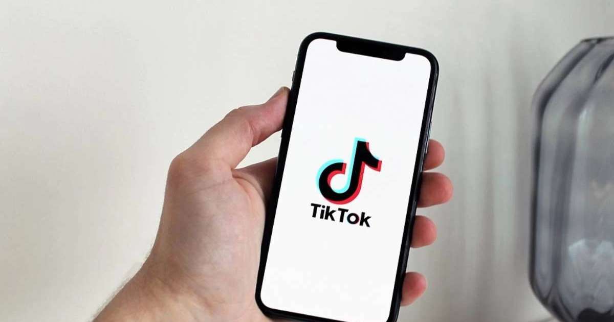 Енді ата-аналар сағат 22.00-ден кейін балалардың TikTok-қа кіруіне тыйым сала алады