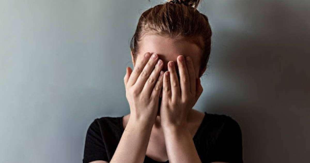 Оқушы қызды құйрығынан кітаппен ұрған мұғалім жұмыстан қуылды