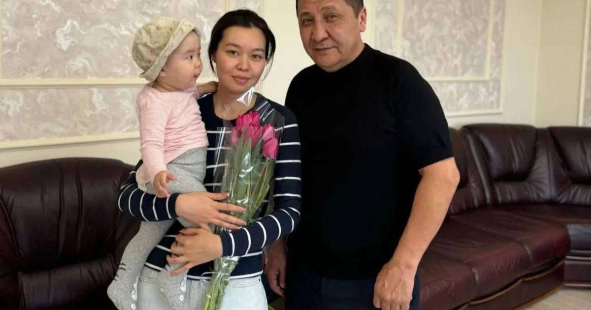 "Шүкір, бәрі жақсы": Алматылық батыр Мұса Әбдірайым әуежайда өзі құтқарған қызбен кездесіп қайтты