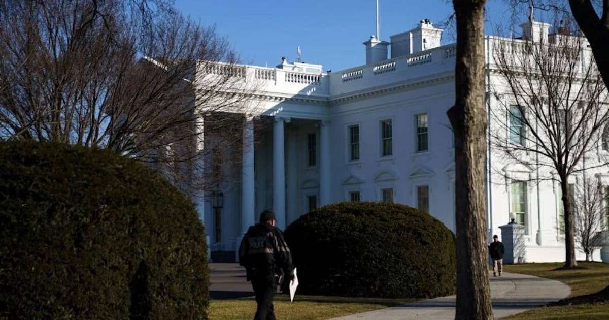 Трамп резиденциясының алдында атыс болды