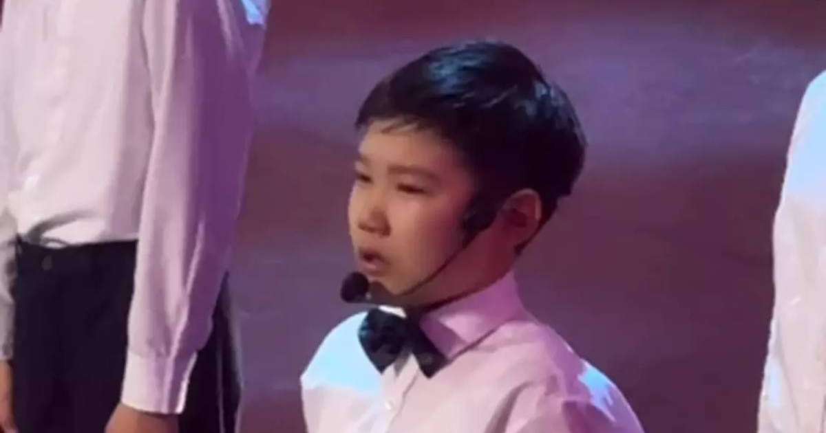 Президенттің алдында ана туралы ән айтып тұрып, көз жасын тоқтата алмаған бала көпшілікті сүйсінтті (видео)