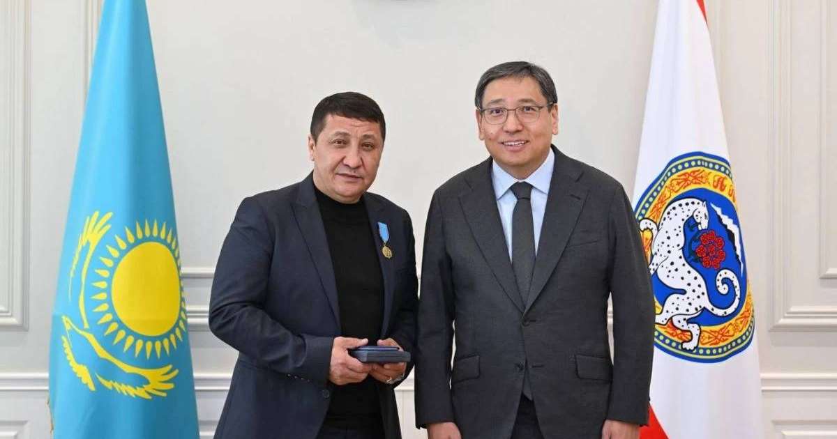Алматы әкімі әуежайда кепілге алынған қызметкерді құтқарған ер адамға марапатын табыстады