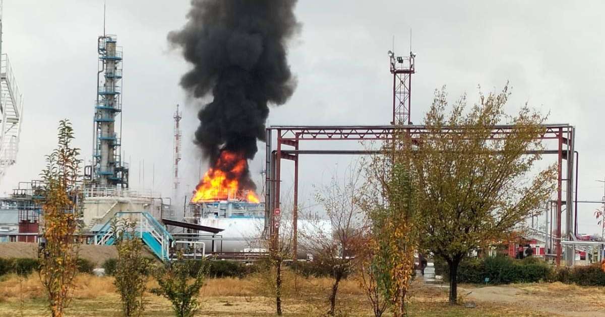 Жамбылда мұнай өңдеу зауыты өртеніп жатыр (ВИДЕО)