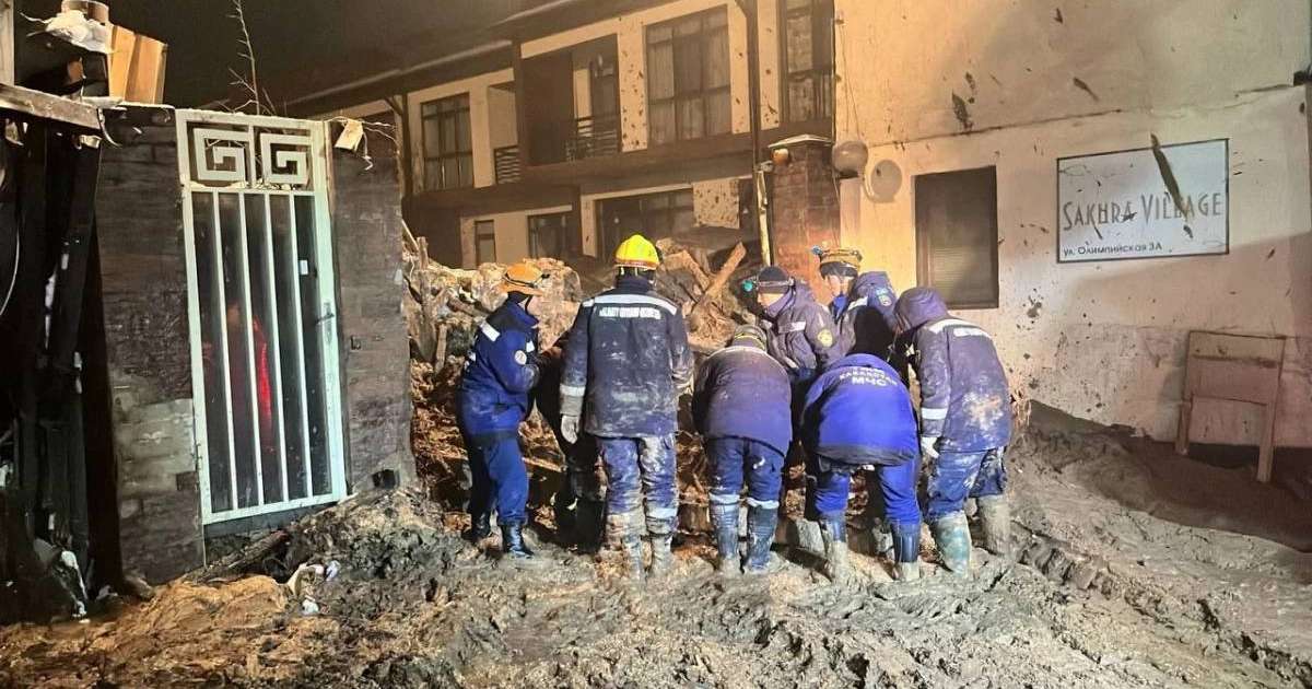 Алматыда топырақ көшкіні жүріп, екі үйге зақым келді: Құтқарушылар төрт адамды іздестіріп жатыр