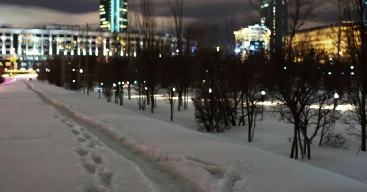 «Тыржалаңаш мұзда сүйреген»: Астаналық жігіттердің оғаш әрекеті камераға түсіп қалды