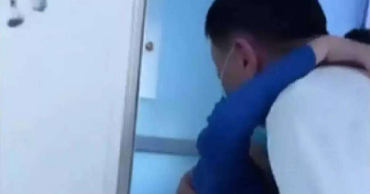 Сырқаттанып қалған немересімен қауышқан Нұртас Айдарбеков көз жасын тыя алмады (видео)