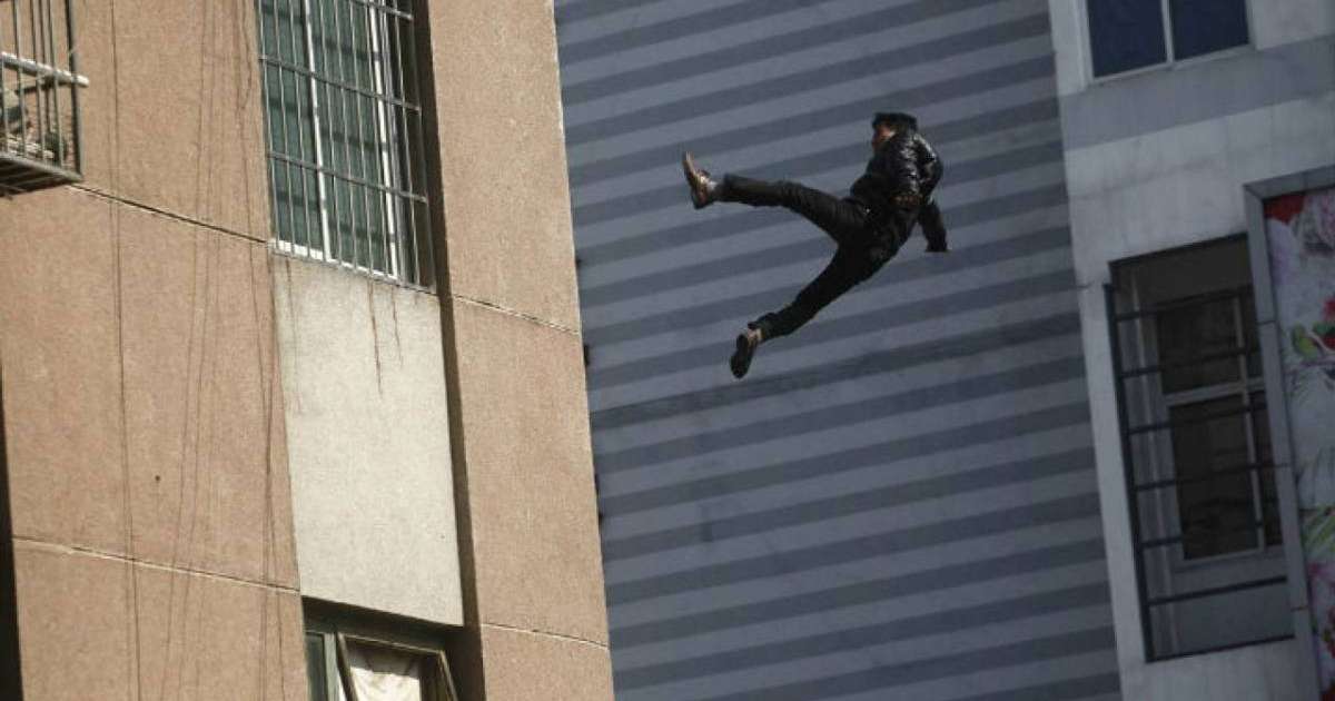 Юбка киіп келгені үшін мазақтаған: Алматыда оқушы 11-қабаттан секіріп мерт болды