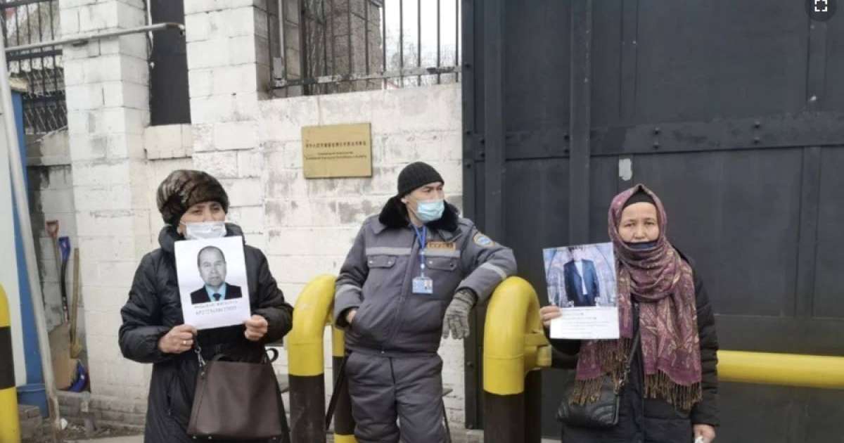 "Балаларды тірі жетім, әйелдерді тірі жесір қылған Қытай геноцид саясатын тоқтатсын!". Алматыда әйелдер Қытай елшілігіне жиналды