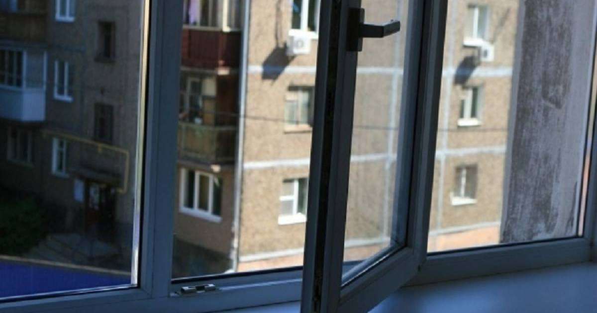 «Әкесі ұрып, терезеден лақтырып жіберген»: Шымкентте жеті баланың анасы қайтыс болды