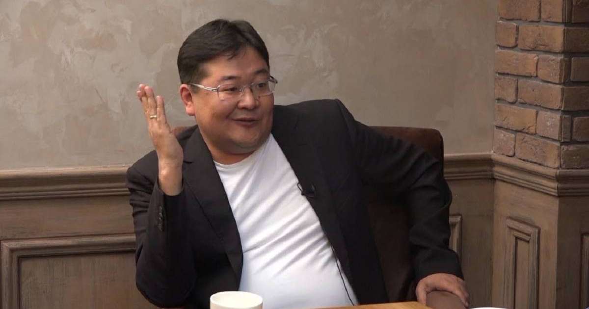 "Тасжүрек деген адамның өзі елжіреп кетеді". Айдос Сарым анттың быт-шытын шығарған депутаттарды қорғап алды