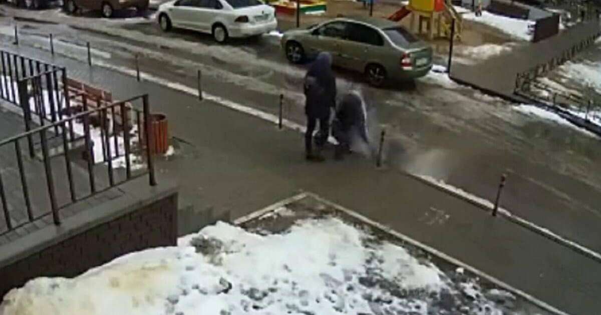 Жігіттің 17-қабаттан сәбидің үстіне құлаған сәті видеоға түсіп қалды (видео)