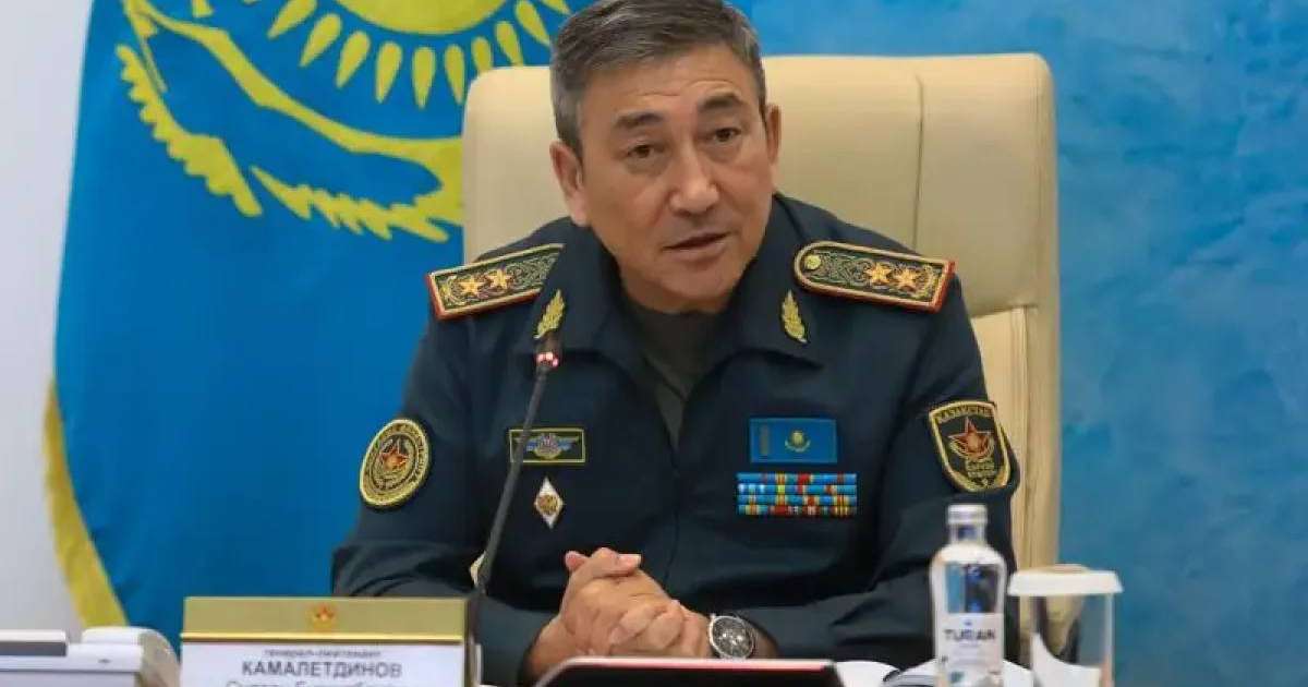 «Құқығым бар»: Қорғаныс министрінің орынбасары қазақ тілінде жауап беруден бас тартты