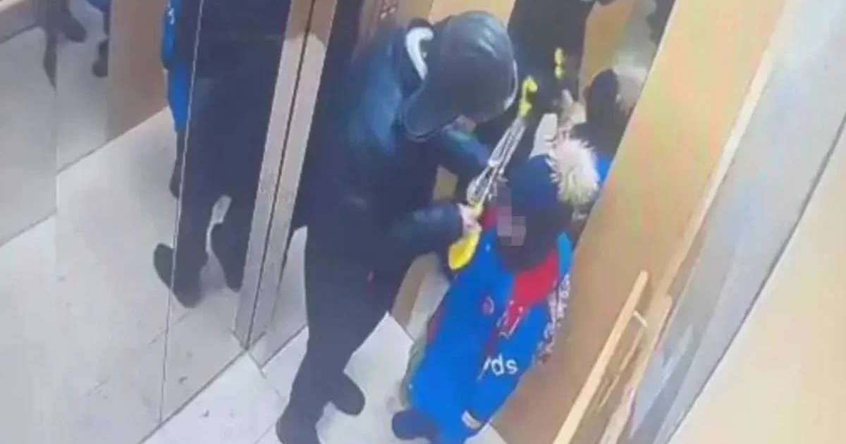 Лифтте бес жасар баланы пышақтап тастаған жасөспірімді психдиспансер қызметкері соққыға жыққан (ВИДЕО)