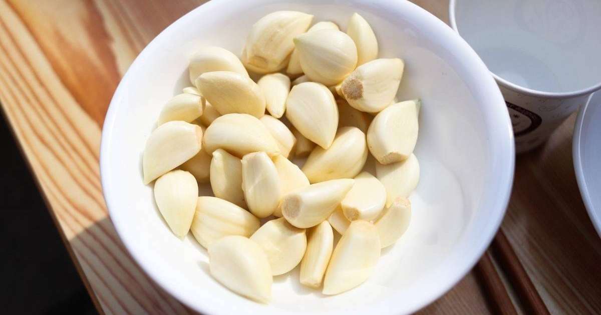 «Қызыл шарапқа малынған сарымсақ 100-ден астам ауруды емдейді»