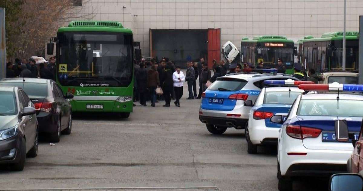 Шымкентте ереуілге шыққан жүргізуші: Шығарып жіберді бізді. КНБ-ға бірдемеге тапсырамын, мойныңа іліп жіберемін деді