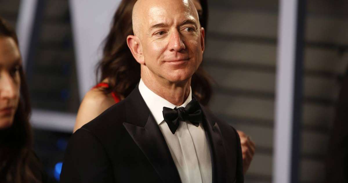 Кіріс алғаш рет 100 млрд доллардан асты. Джефф Безос Amazon басшылығынан кетеді
