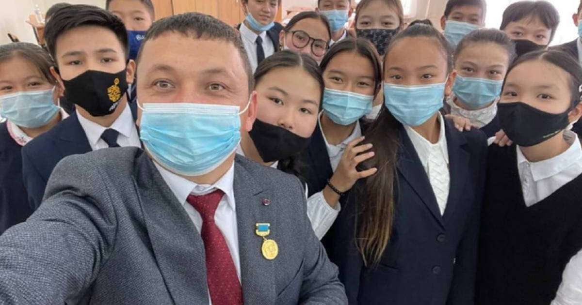 «Алматының жыл мұғалімі» атанған ұстаз әр сабағының 5 минутын Абайға арнайды