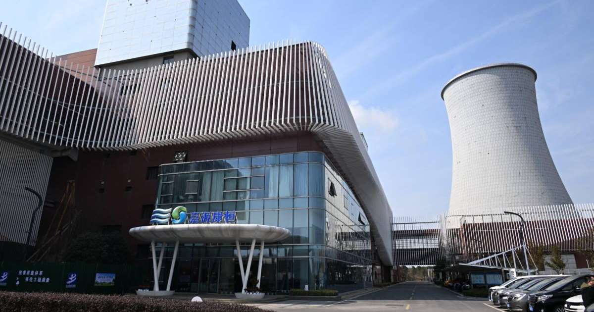 Аким Алматы Ерболат Досаев ознакомился с деятельностью крупного мусороперерабатывающего завода в Китае