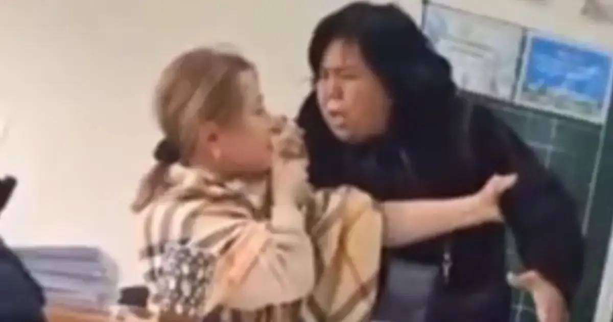 Мұғалімге жұдырығын ала жүгірген әйел елдің жағасын ұстатты (ВИДЕО)