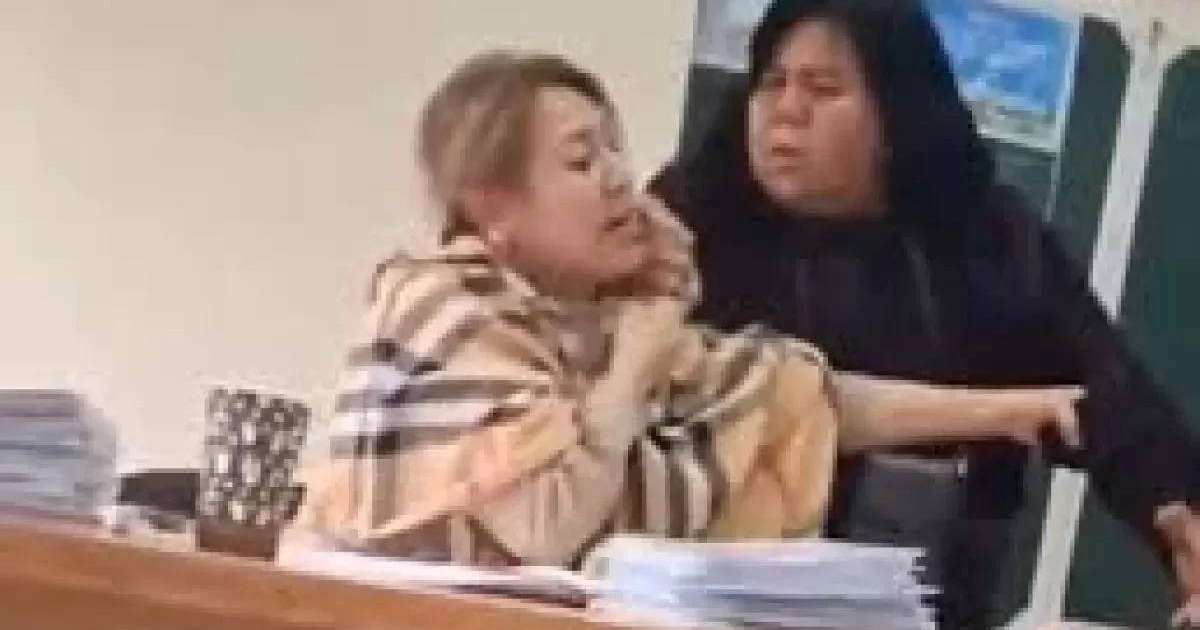 Желіде мұғалімді жағадан алып, ұрған әйелдің видеосы тарады (ВИДЕО)