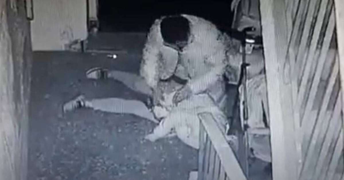 Еңгезердей еркек подъезде 70 жастағы кемпірді зорламақ болды (видео)