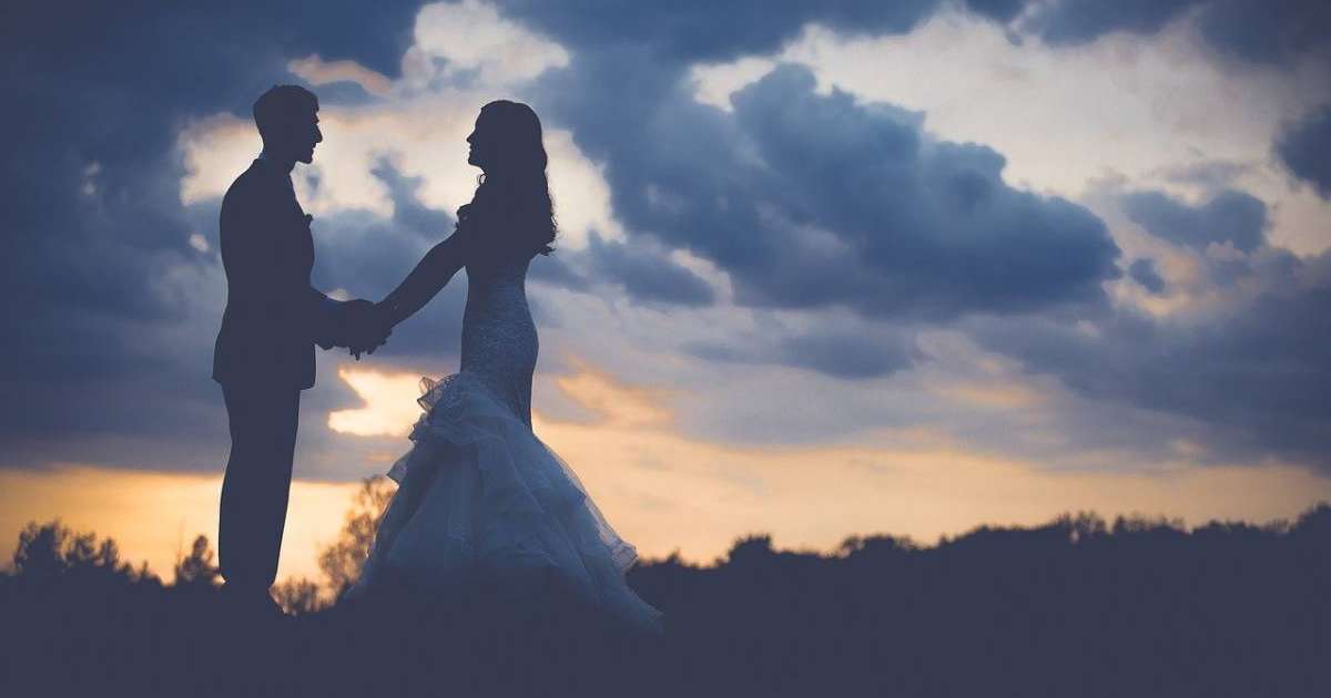 Қарым-қатынастарына қарсы болған. Ер адам тойына бір күн қалғанда қарындасын атып өлтірді