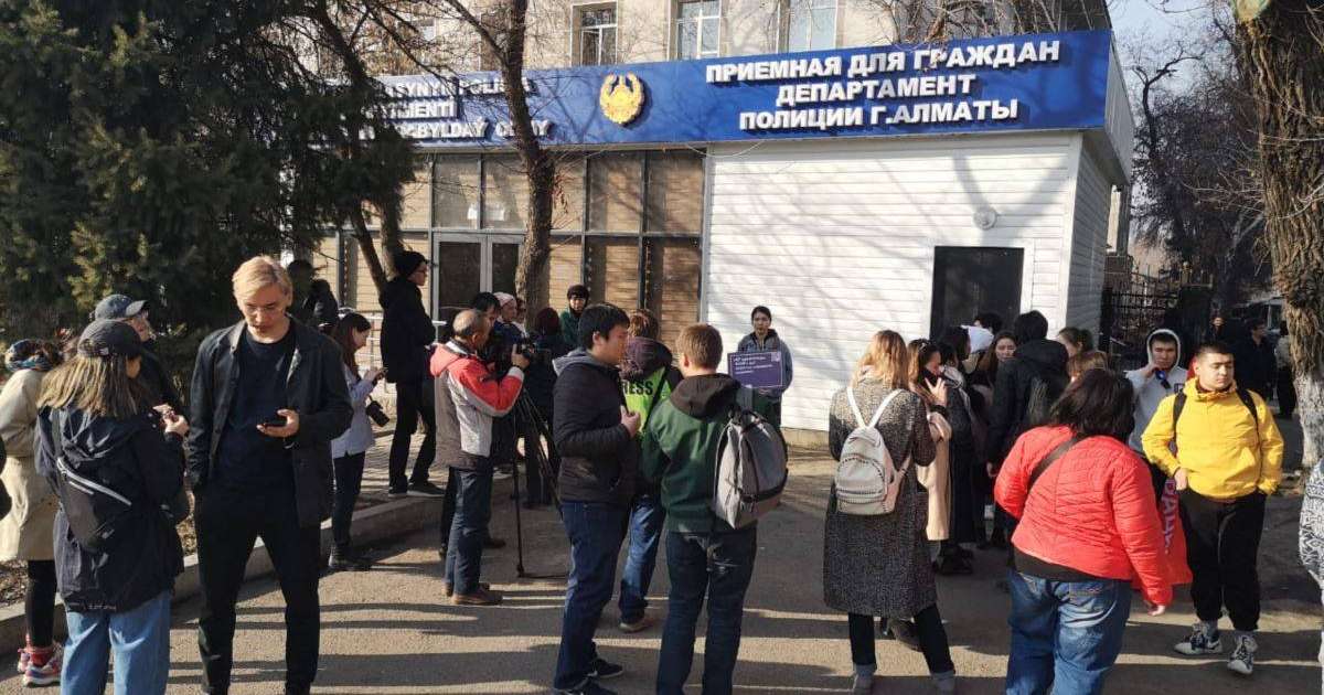 Алматыда жастар талабынан соң белсенділерді босата бастады