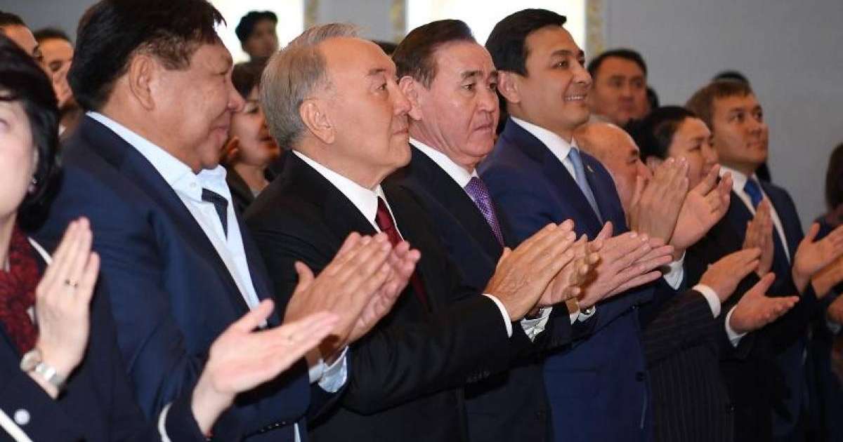 纳扎尔巴耶夫观赏《飞翔的白鹤》戏剧演出