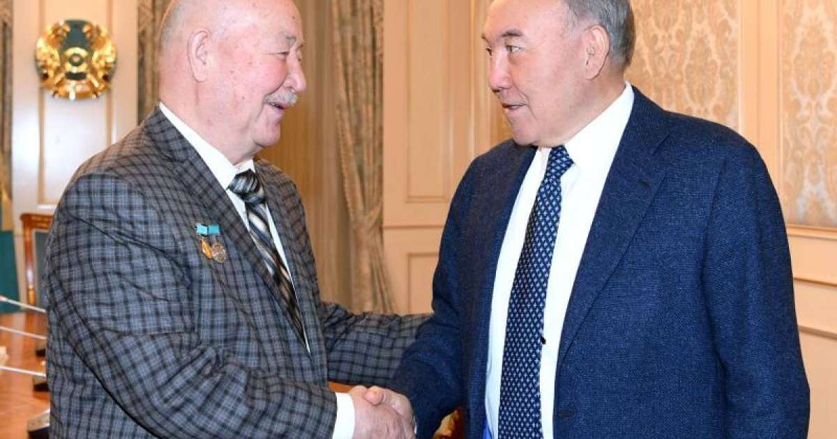 首任总统接见著名艺术家穆拉谢夫