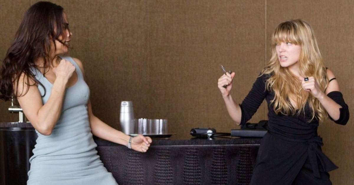 Атырау облысында үш әйел мейрамхана алдында төбелесті