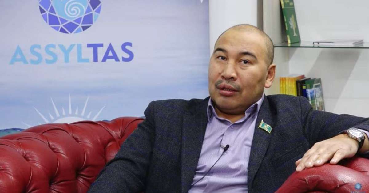 "Халыққа қарсы шықпауым керек еді". Ермахан Ибраимов плакат жыртқаны үшін кешірім сұрады (видео)