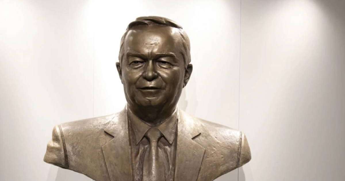 Өзбекстанда Ислам Каримов бюстіне мұғалімдерден мәжбүрлеп ақша жинаған