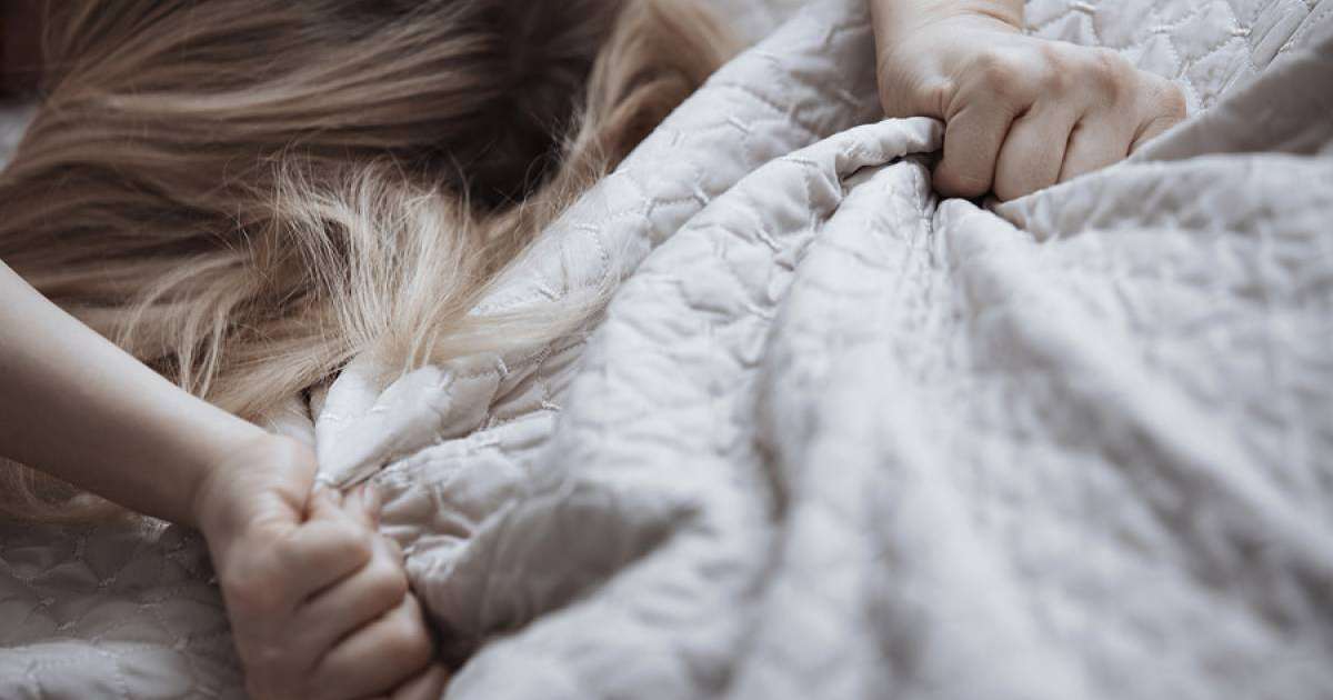 "Талып жатқанда зорлаған". Анасы қызының жантүршігерлік оқиғасын баяндады (видео)