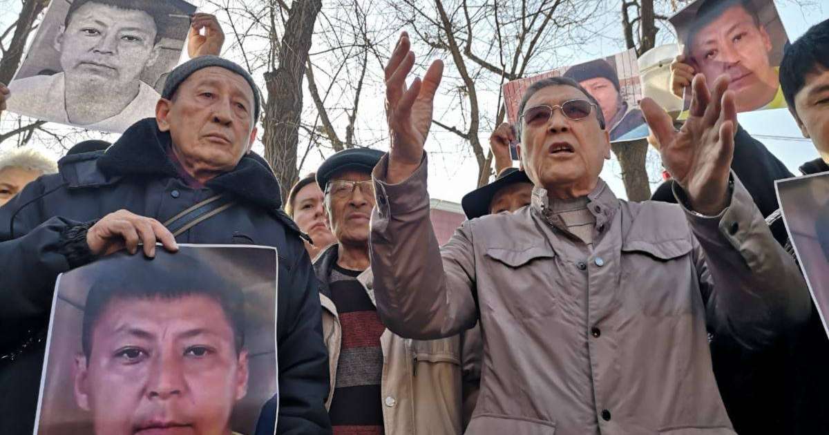 Алматыда белсенділер Ағаділдің өлімін ашық әрі әділ зерттеуді талап етіп, прокуратураға келді