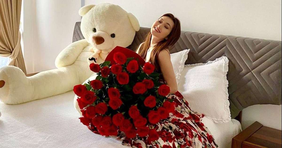 Ерке Есмахан 667 мыңдық кроссовкасын көрсетті (фото)