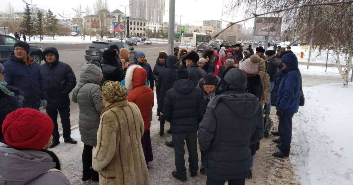 Дулат Ағаділдің тергеу изоляторындағы қазасынан кейін белсенділер ІІМ алдына жинала бастады