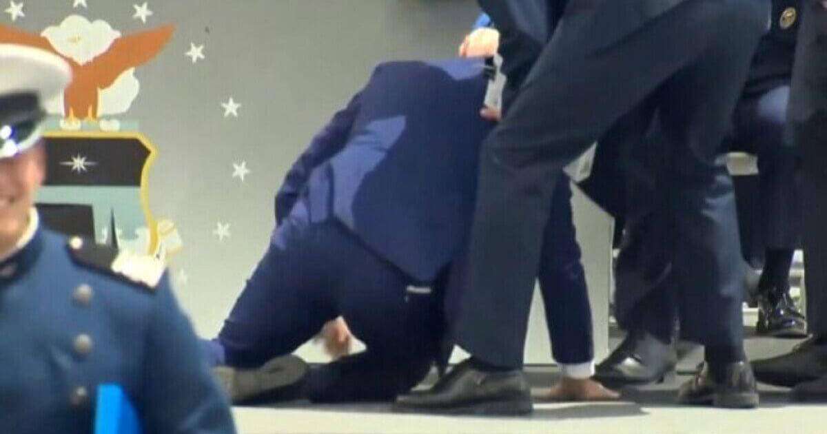 Байден түлектерді құттықтап жатқанда құлап қалды (ВИДЕО)