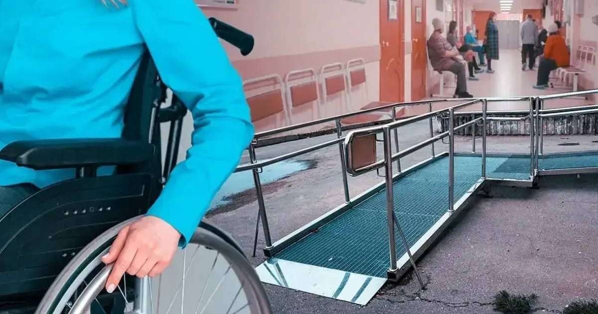 “Трос үзілді”: Астанада сот ғимараты алдындағы пандустан арбадағы әйел құлап кетті